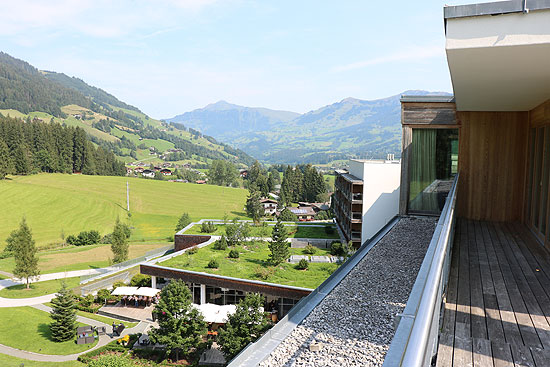 Ausblick von einer der 3 Terrassen von Österreichs größter Hotel-Suite @  Kempinski Hotel Das Tirol  (©Foto: Martin Schmitz)